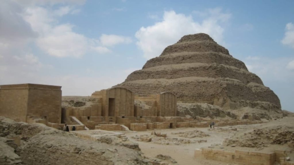 A Pirâmide de Djoser (ou Pirâmide de Saqqara).